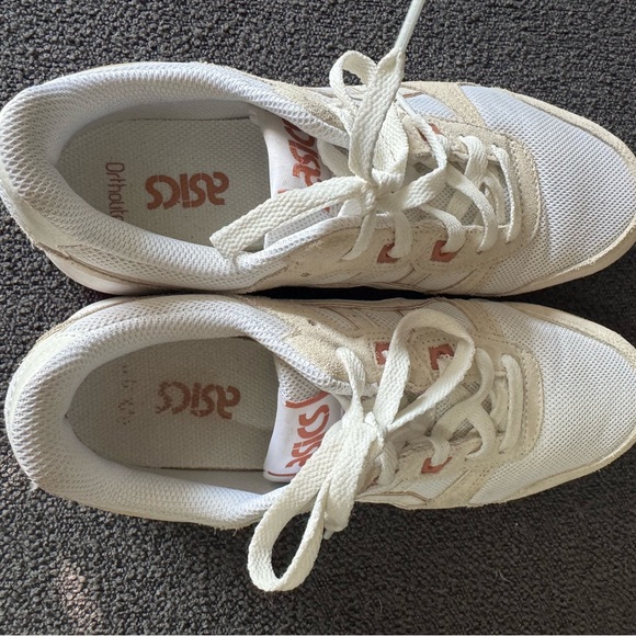 Practically new Asics, Size 8 - Picture 2 of 5